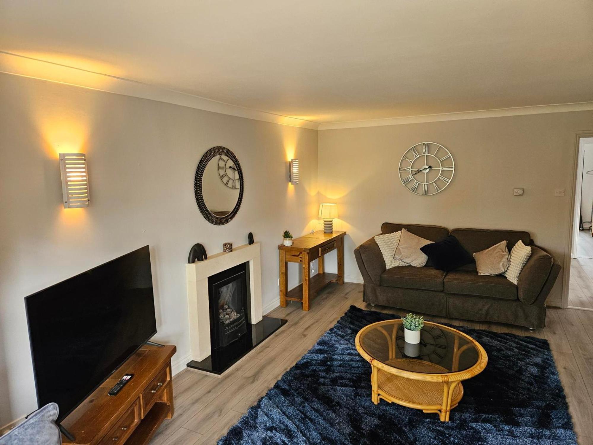 Redcot Gardens Stamford 4 Bed Contractor Familt Home With Parking Екстериор снимка